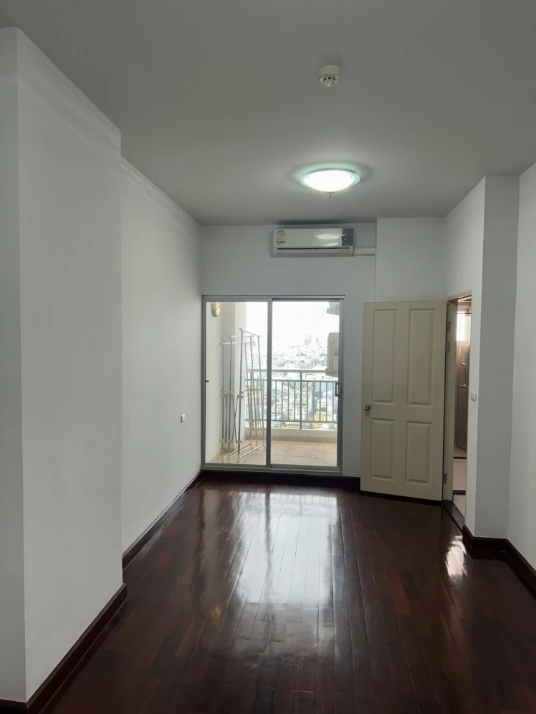 For rent Supalai Park Asoke-Ratchada, facing north, bedroom with parquet floor and private balcony, book now