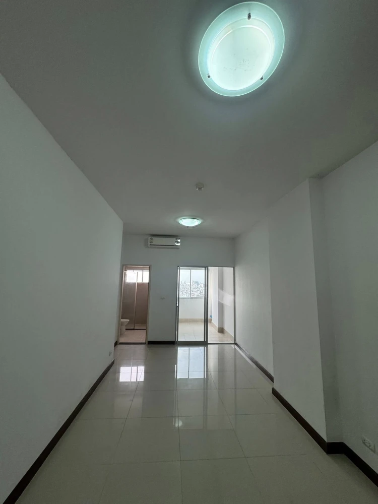 For rent Supalai Park Asoke-Ratchada, facing north, bedroom with parquet floor and private balcony, book now