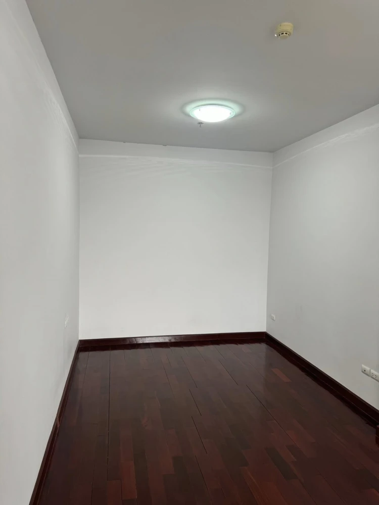 For rent Supalai Park Asoke-Ratchada, facing north, bedroom with parquet floor and private balcony, book now