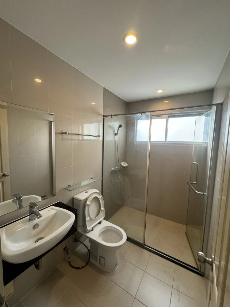 For rent Supalai Park Asoke-Ratchada, facing north, bedroom with parquet floor and private balcony, book now