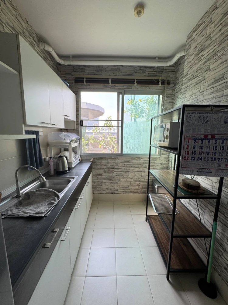 For rent: Supalai Park Asoke-Ratchada, spacious and comfortable room on a low floor, fully furnished. Book now!