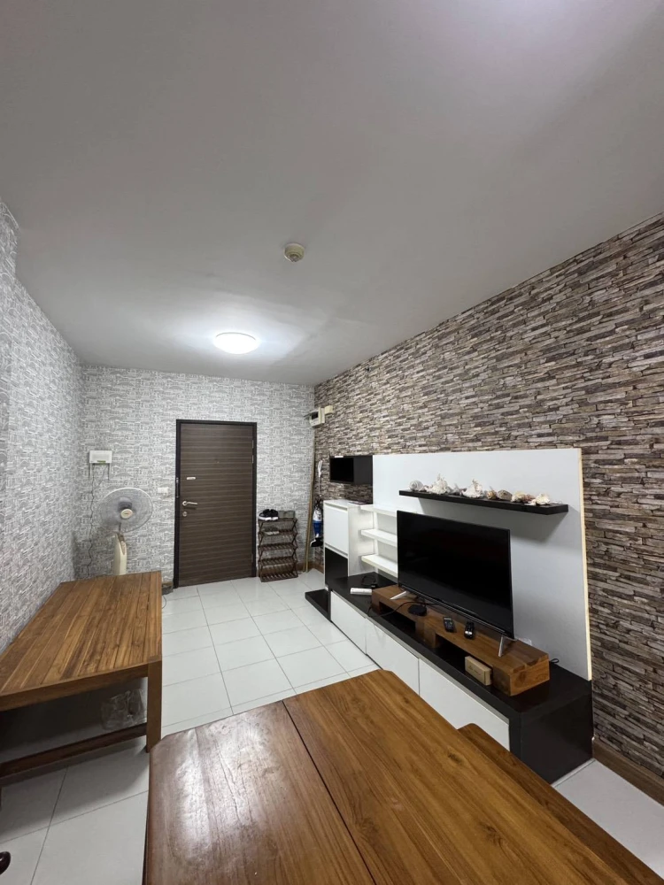 For rent: Supalai Park Asoke-Ratchada, spacious and comfortable room on a low floor, fully furnished. Book now!