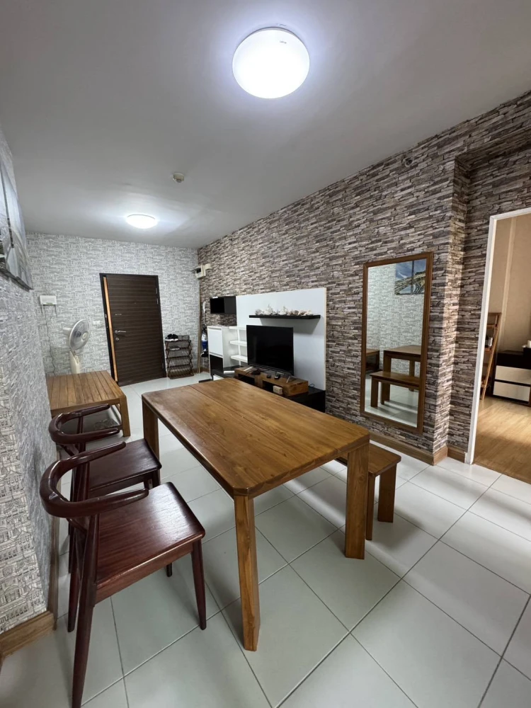 For rent: Supalai Park Asoke-Ratchada, spacious and comfortable room on a low floor, fully furnished. Book now!