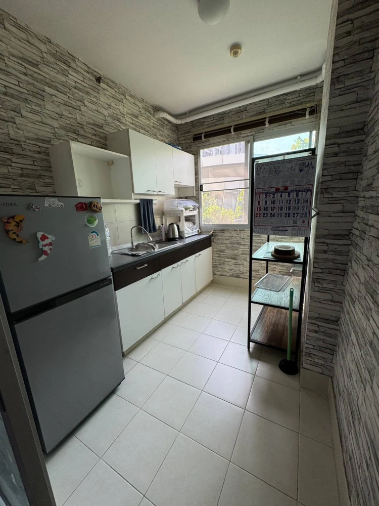 For rent: Supalai Park Asoke-Ratchada, spacious and comfortable room on a low floor, fully furnished. Book now!