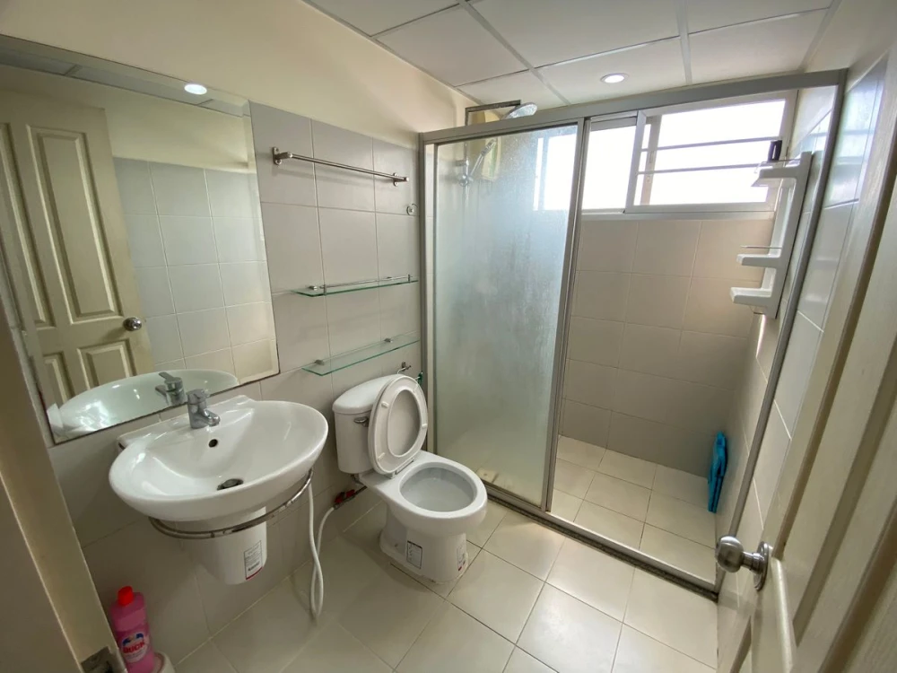 For rent Supalai Park Asoke-Ratchada, spacious room, lots of usable space, comes with complete furniture, hurry and book now!