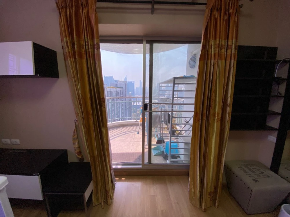 For rent Supalai Park Asoke-Ratchada, spacious room, lots of usable space, comes with complete furniture, hurry and book now!