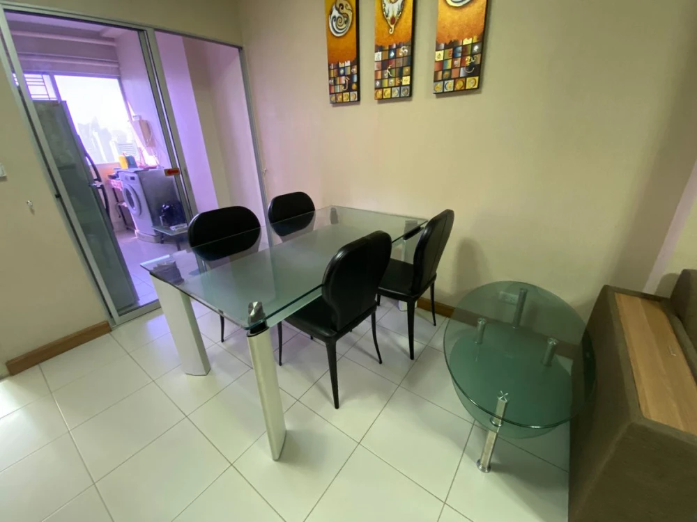For rent Supalai Park Asoke-Ratchada, spacious room, lots of usable space, comes with complete furniture, hurry and book now!