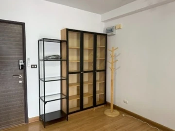 For rent: Supalai Park Ekkamai-Thonglor, 23rd floor, fully furnished, very livable. Book now!
