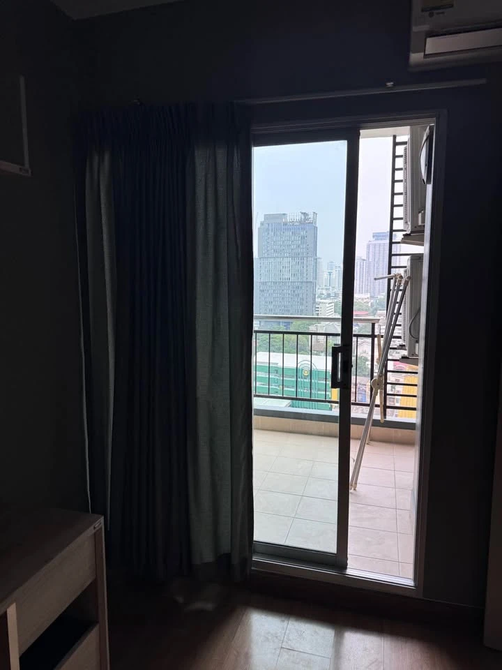 For rent Supalai Park Ekkamai-Thonglor, very spacious room, with excellent wallpaper, complete with electrical appliances, move in now, don't hesitate