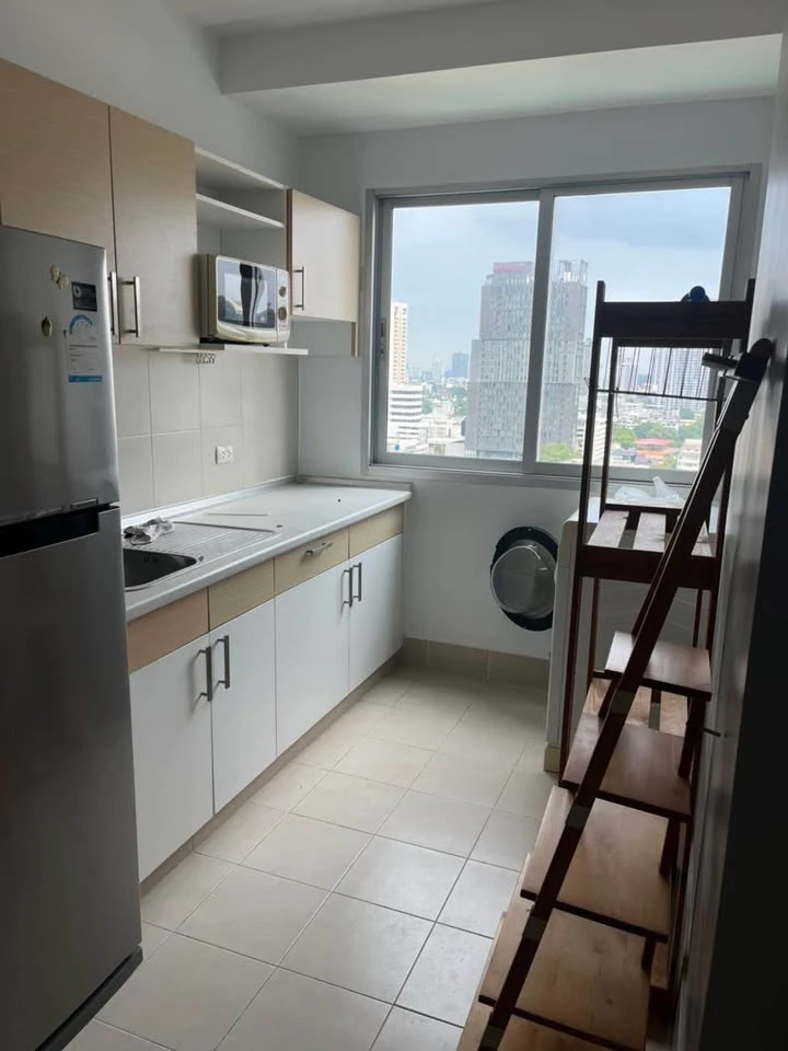 For rent Supalai Park Ekkamai-Thonglor, very spacious room, with excellent wallpaper, complete with electrical appliances, move in now, don't hesitate