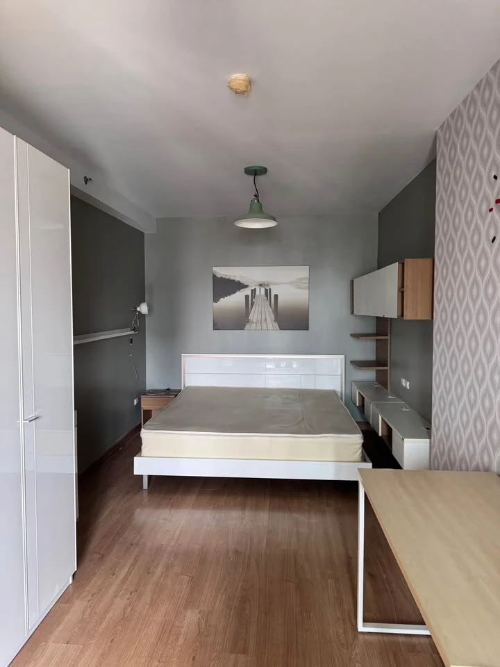 For rent Supalai Park Ekkamai-Thonglor, very spacious room, with excellent wallpaper, complete with electrical appliances, move in now, don't hesitate