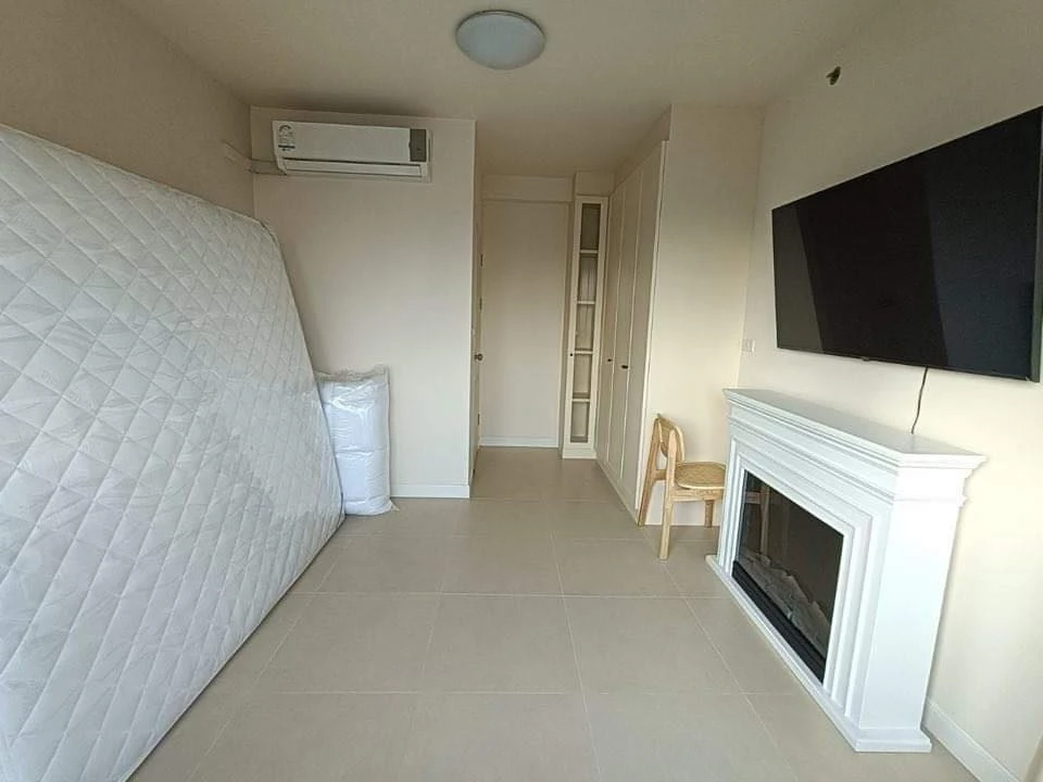 For rent Supalai Park Ekkamai-Thonglor, 2 bedrooms, 1 bathroom, back room, large balcony, very high floor, reserve now.