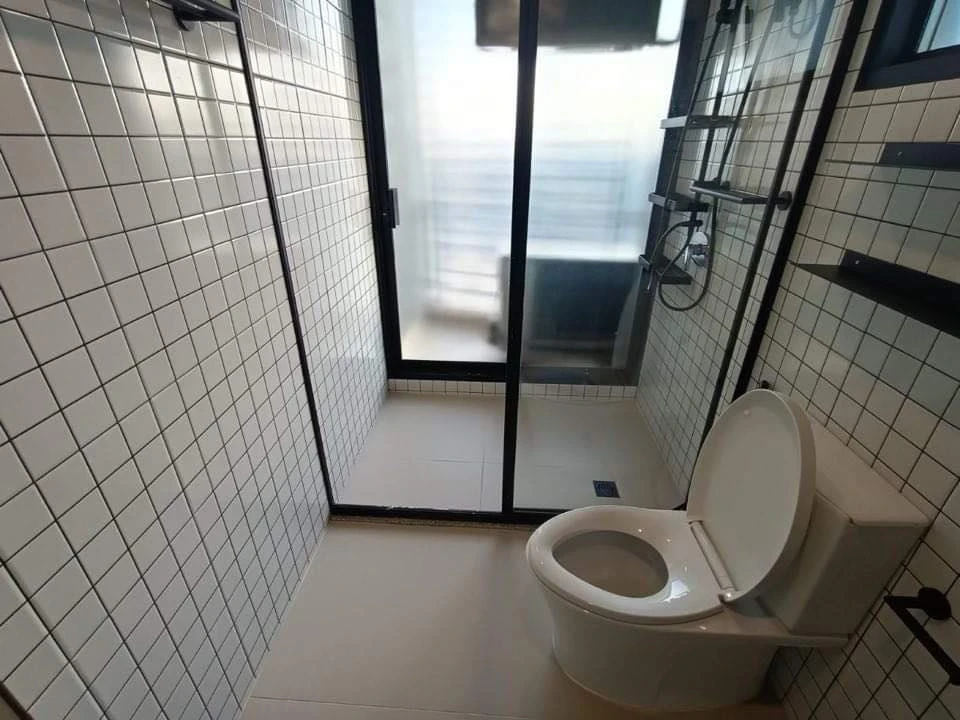 For rent Supalai Park Ekkamai-Thonglor, 2 bedrooms, 1 bathroom, back room, large balcony, very high floor, reserve now.