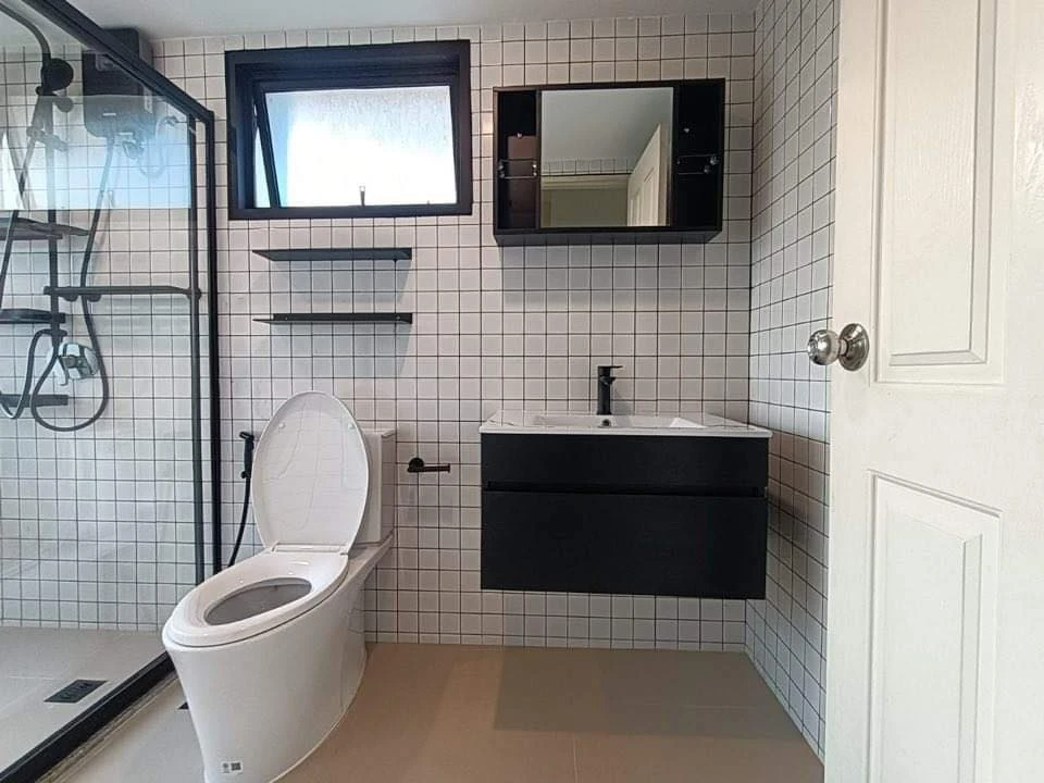 For rent Supalai Park Ekkamai-Thonglor, 2 bedrooms, 1 bathroom, back room, large balcony, very high floor, reserve now.