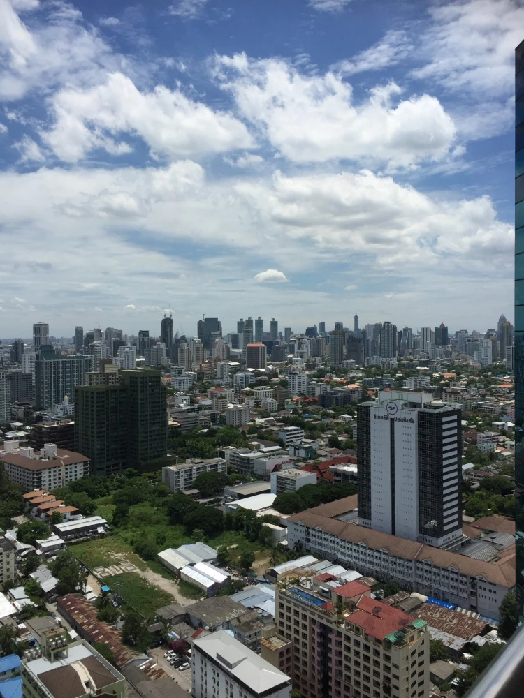 For rent: Supalai Park Ekkamai-Thonglor. Nice unit on a high floor with good ventilation. Fully furnished and equipped with appliances. Book now!