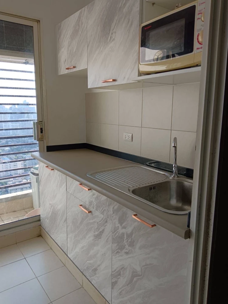 For rent: Supalai Park Ekkamai-Thonglor. Nice unit on a high floor with good ventilation. Fully furnished and equipped with appliances. Book now!