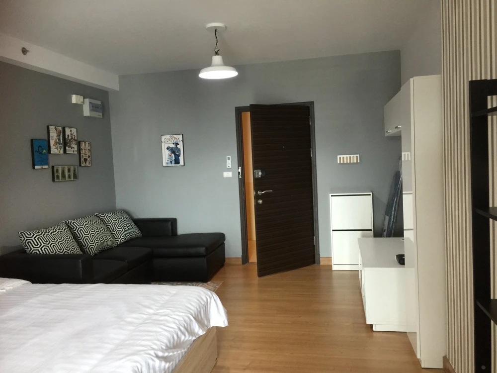 For rent: Supalai Park Ekkamai-Thonglor. Nice unit on a high floor with good ventilation. Fully furnished and equipped with appliances. Book now!