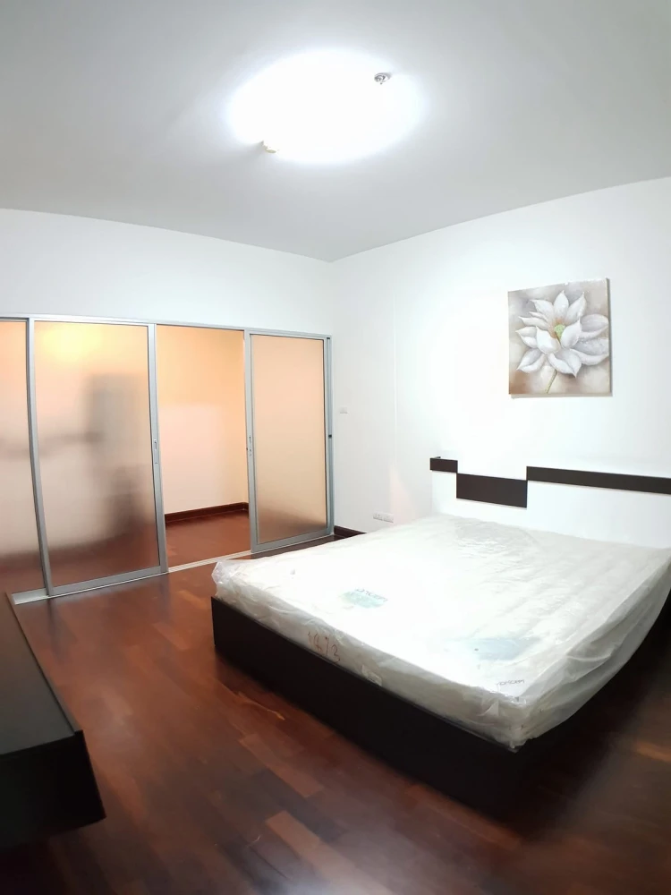 For rent: Fully furnished corner unit at Supalai Park Kaset, located on the 26th floor. Book now—don’t miss out!