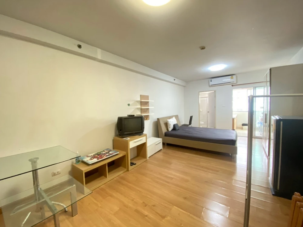 For rent Supalai Park Kaset, 4th floor, pool view, fully furnished room, ready to move in, book now, don't miss out.