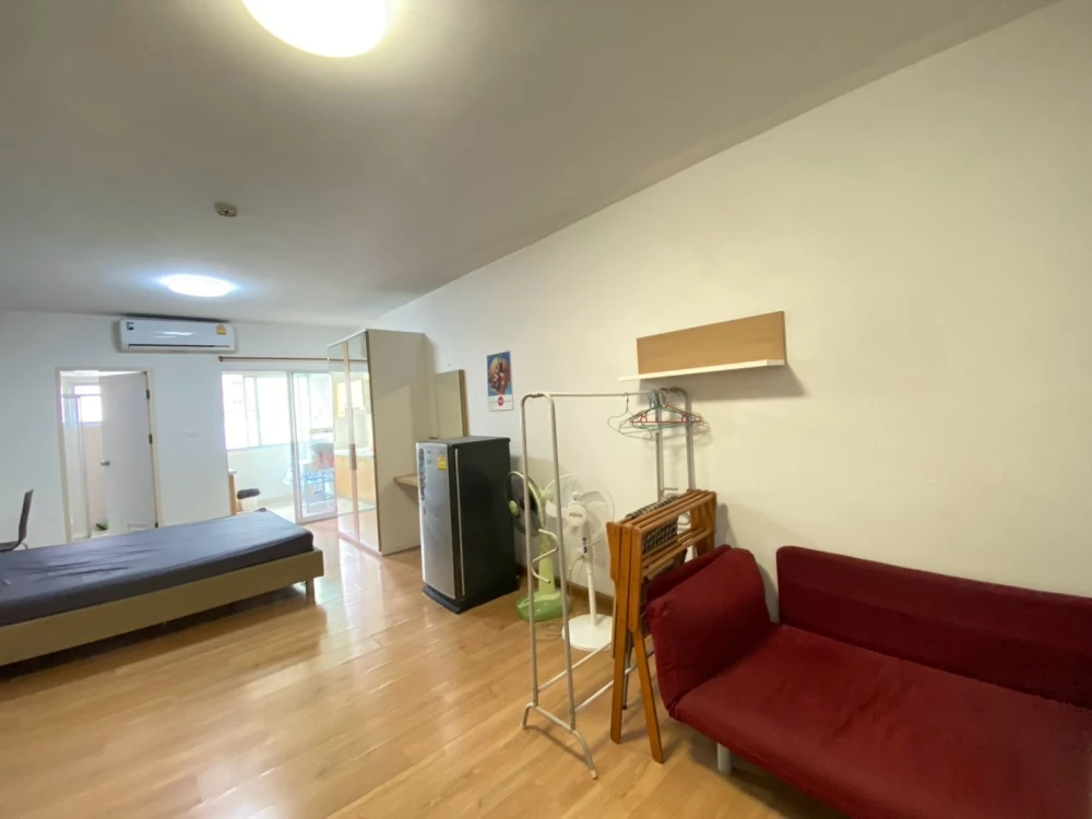 For rent Supalai Park Kaset, 4th floor, pool view, fully furnished room, ready to move in, book now, don't miss out.