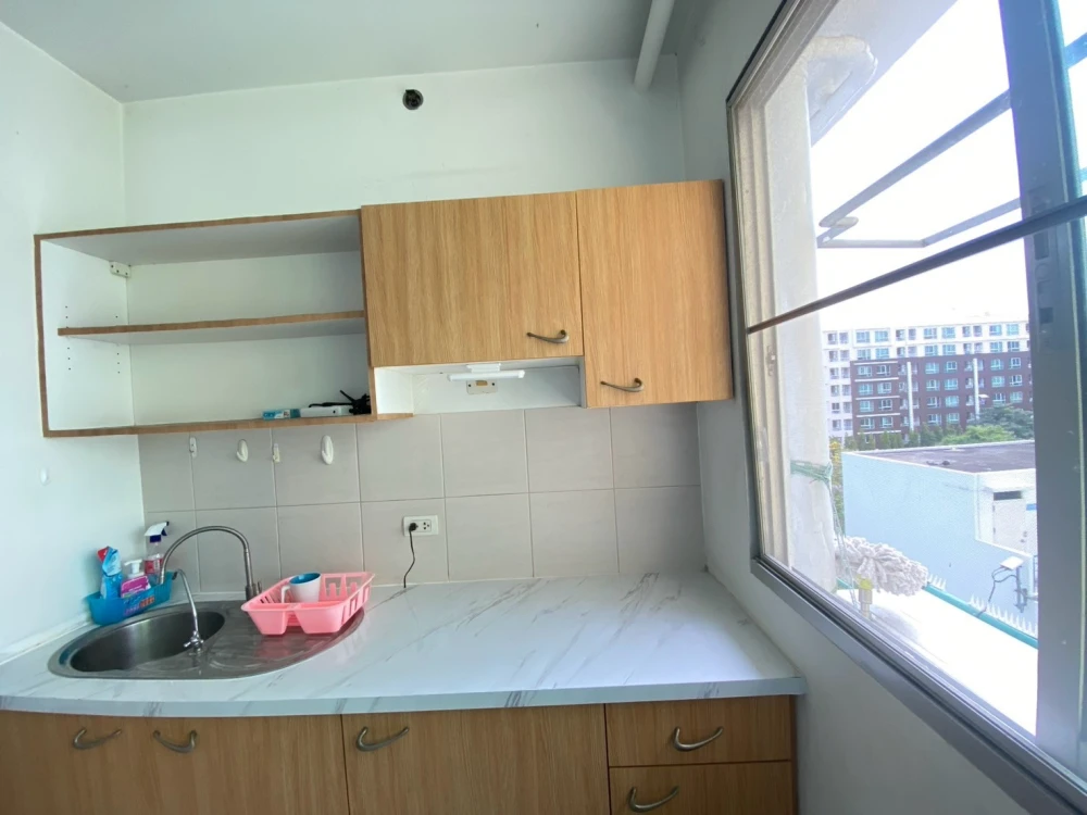 For rent Supalai Park Kaset, 4th floor, pool view, fully furnished room, ready to move in, book now, don't miss out.