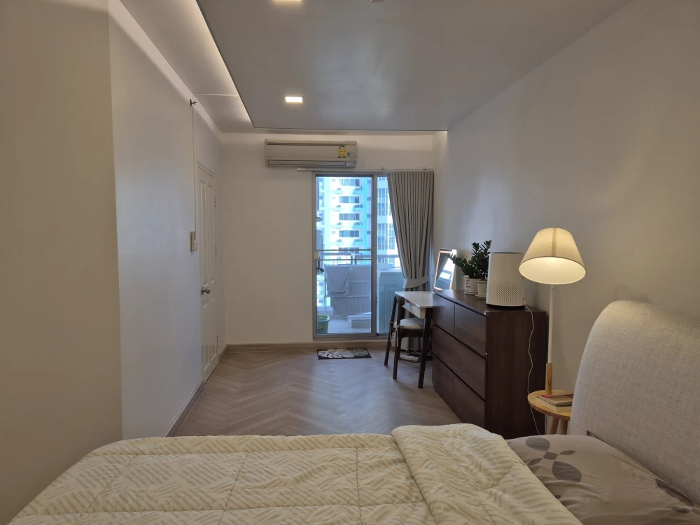 For rent Supalai Park Kaset, room size 51 sq m., can accommodate 2 people comfortably, beautifully decorated, pool view. Hurry, it will be gone soon.