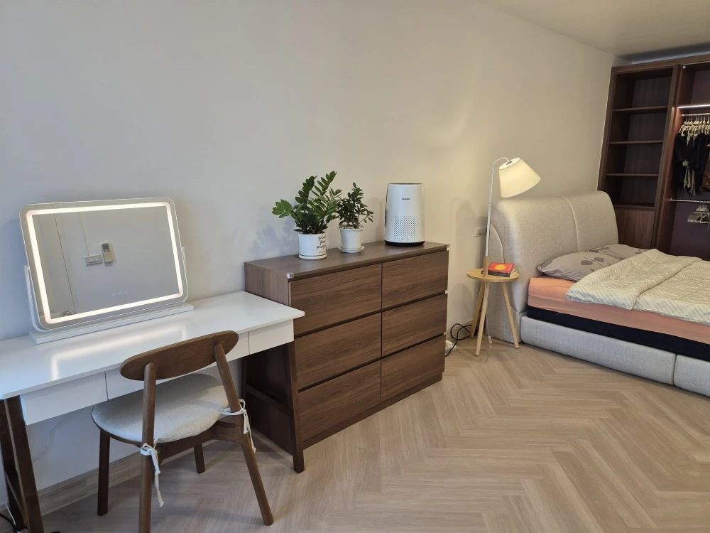 For rent Supalai Park Kaset, room size 51 sq m., can accommodate 2 people comfortably, beautifully decorated, pool view. Hurry, it will be gone soon.
