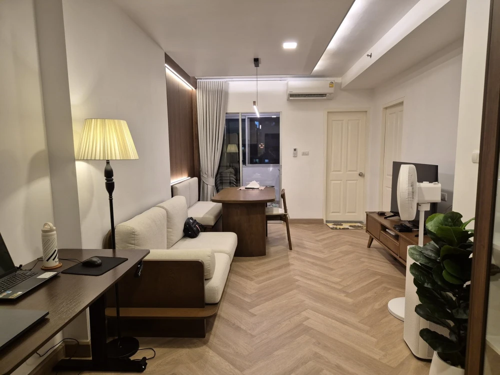 For rent Supalai Park Kaset, room size 51 sq m., can accommodate 2 people comfortably, beautifully decorated, pool view. Hurry, it will be gone soon.