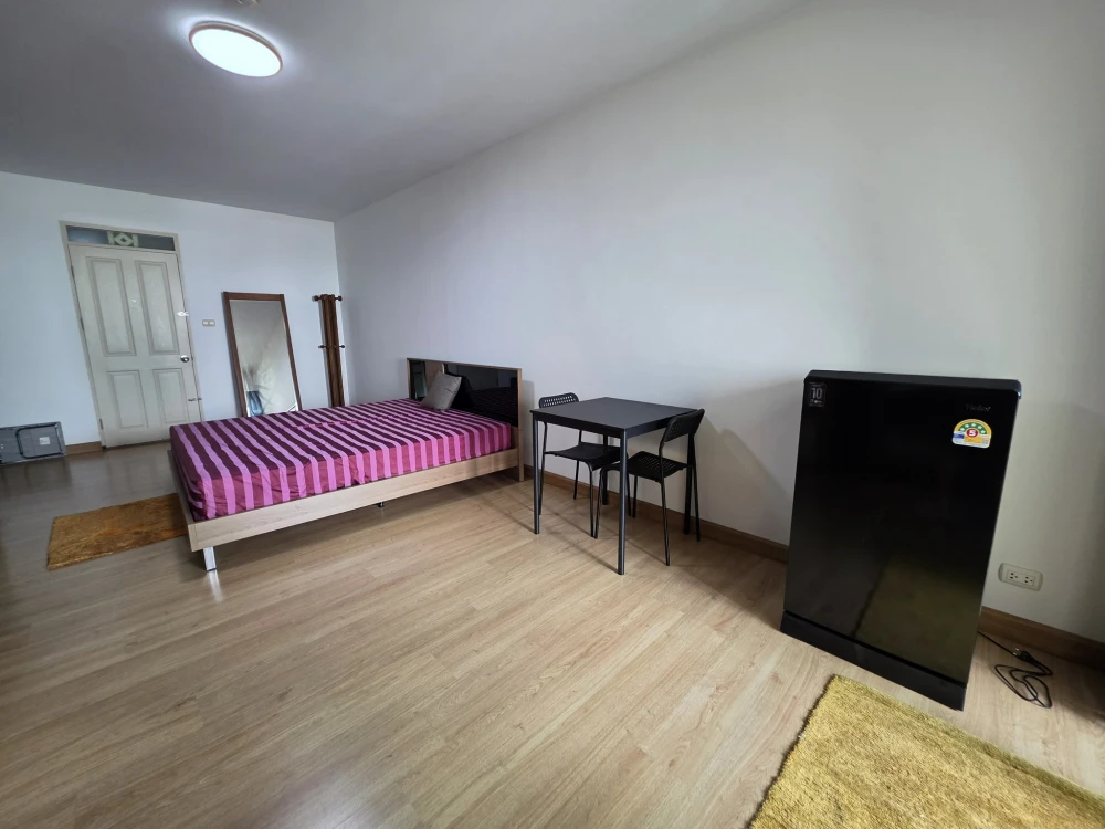 Supalai Park Srinakarin Studio room for rent, good location, comes with furniture and complete facilities. Reserve now.