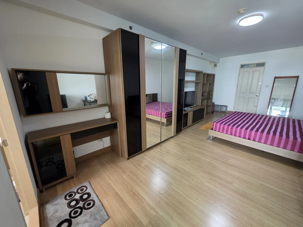Supalai Park Srinakarin Studio room for rent, good location, comes with furniture and complete facilities. Reserve now.