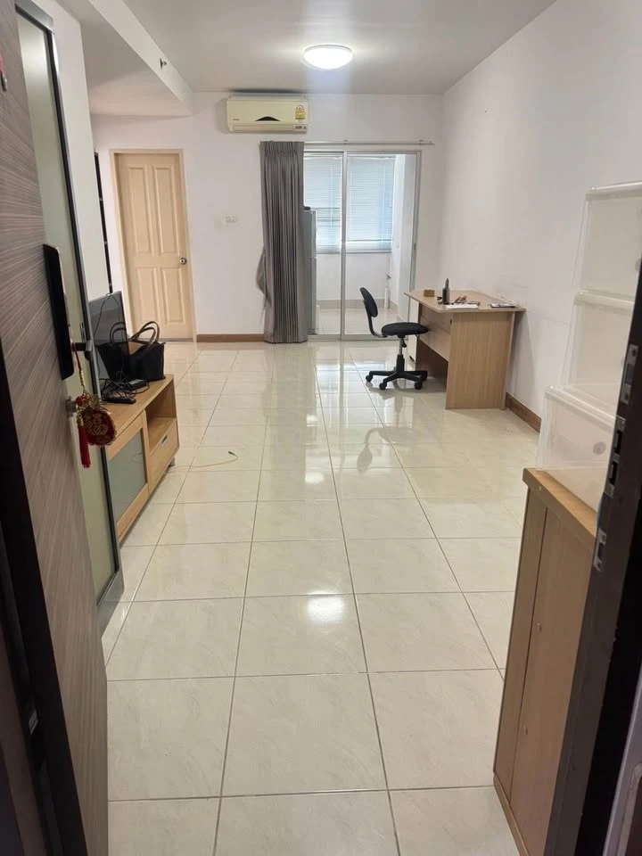 For rent Supalai Park Tiwanon, 6th floor, swimming pool view, the room is not hot at all, cool breeze all day long, hurry and reserve now!
