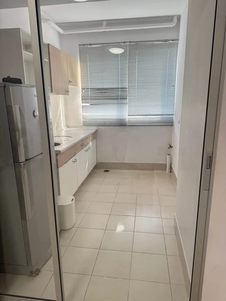 For rent Supalai Park Tiwanon, 6th floor, swimming pool view, the room is not hot at all, cool breeze all day long, hurry and reserve now!