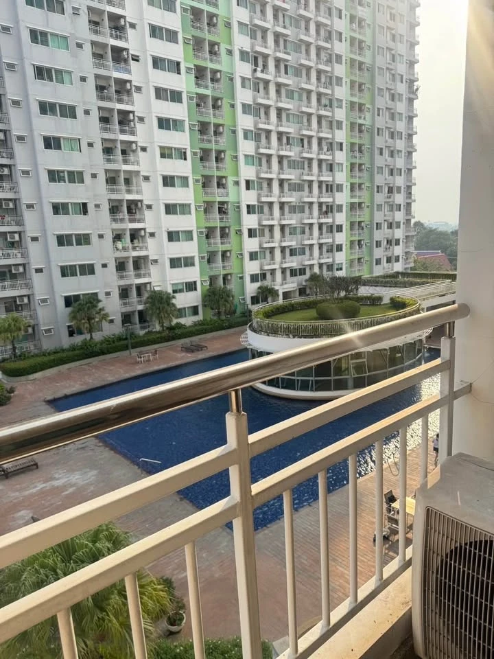 For rent Supalai Park Tiwanon, 6th floor, swimming pool view, the room is not hot at all, cool breeze all day long, hurry and reserve now!