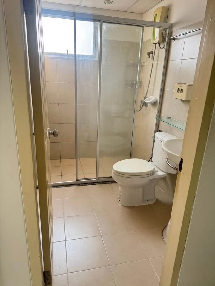 For rent Supalai Park Tiwanon, 6th floor, swimming pool view, the room is not hot at all, cool breeze all day long, hurry and reserve now!