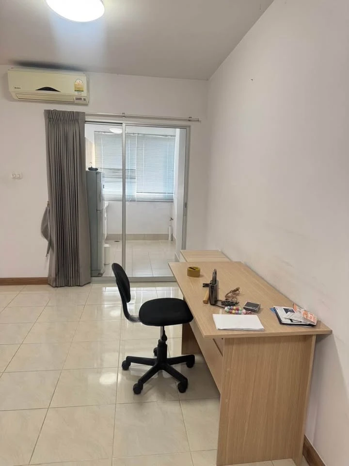 For rent Supalai Park Tiwanon, 6th floor, swimming pool view, the room is not hot at all, cool breeze all day long, hurry and reserve now!