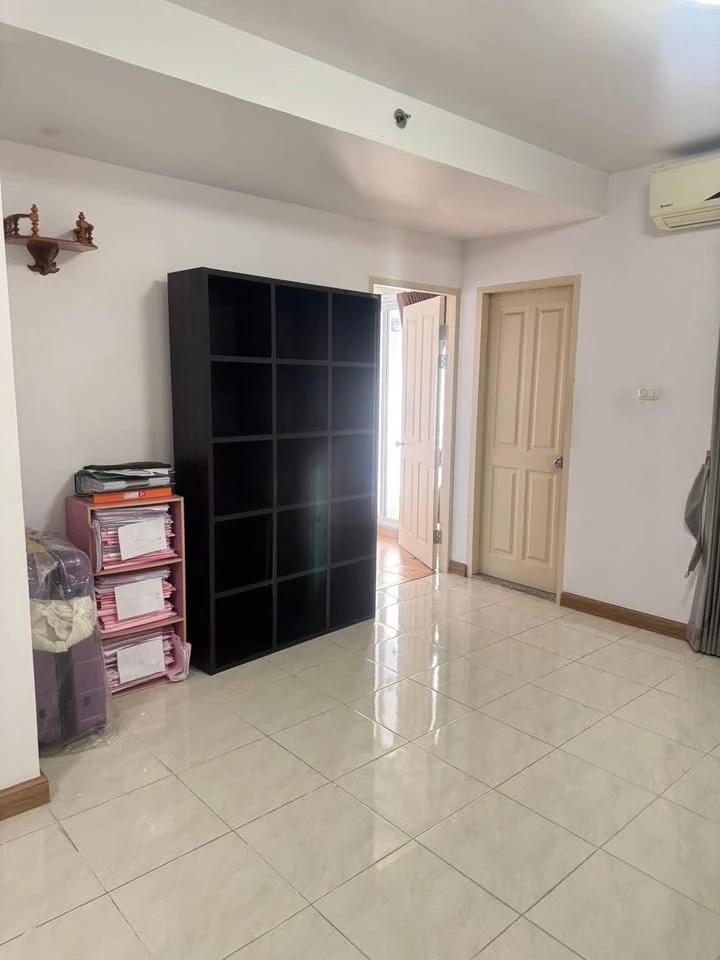 For rent Supalai Park Tiwanon, 6th floor, swimming pool view, the room is not hot at all, cool breeze all day long, hurry and reserve now!