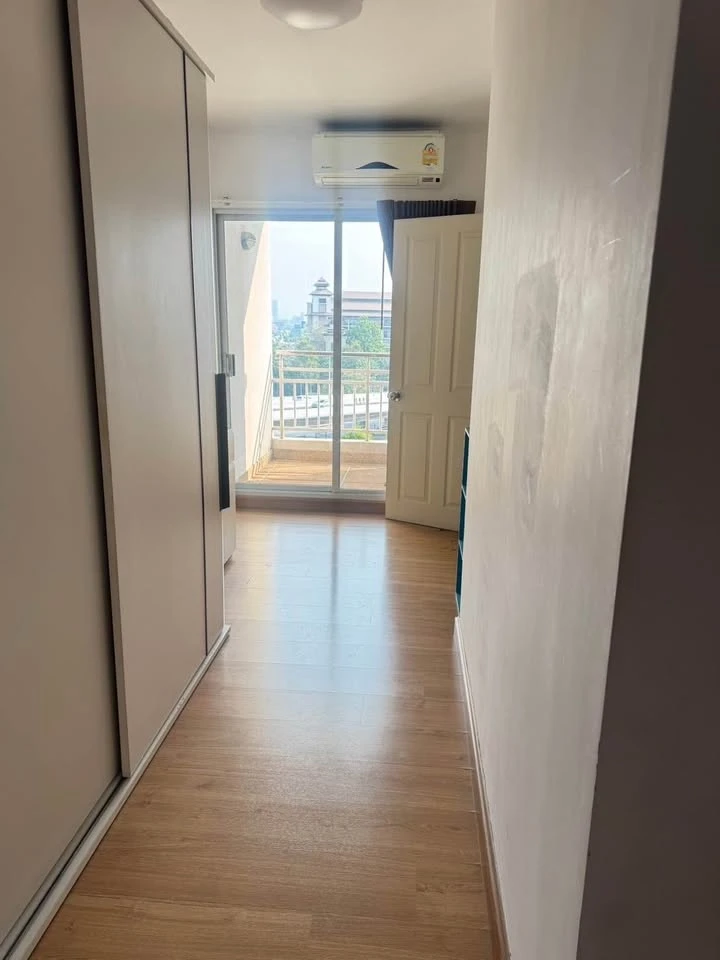 For rent Supalai Park Tiwanon, 6th floor, swimming pool view, the room is not hot at all, cool breeze all day long, hurry and reserve now!