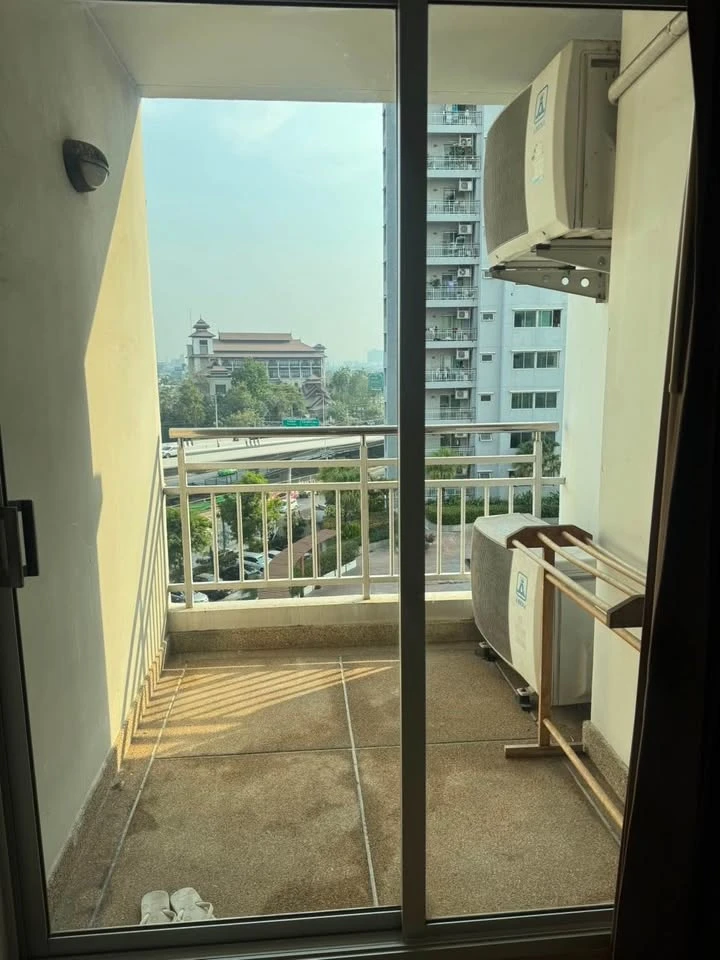 For rent Supalai Park Tiwanon, 6th floor, swimming pool view, the room is not hot at all, cool breeze all day long, hurry and reserve now!