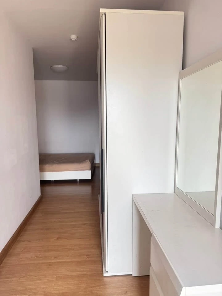 For rent Supalai Park Tiwanon, 6th floor, swimming pool view, the room is not hot at all, cool breeze all day long, hurry and reserve now!