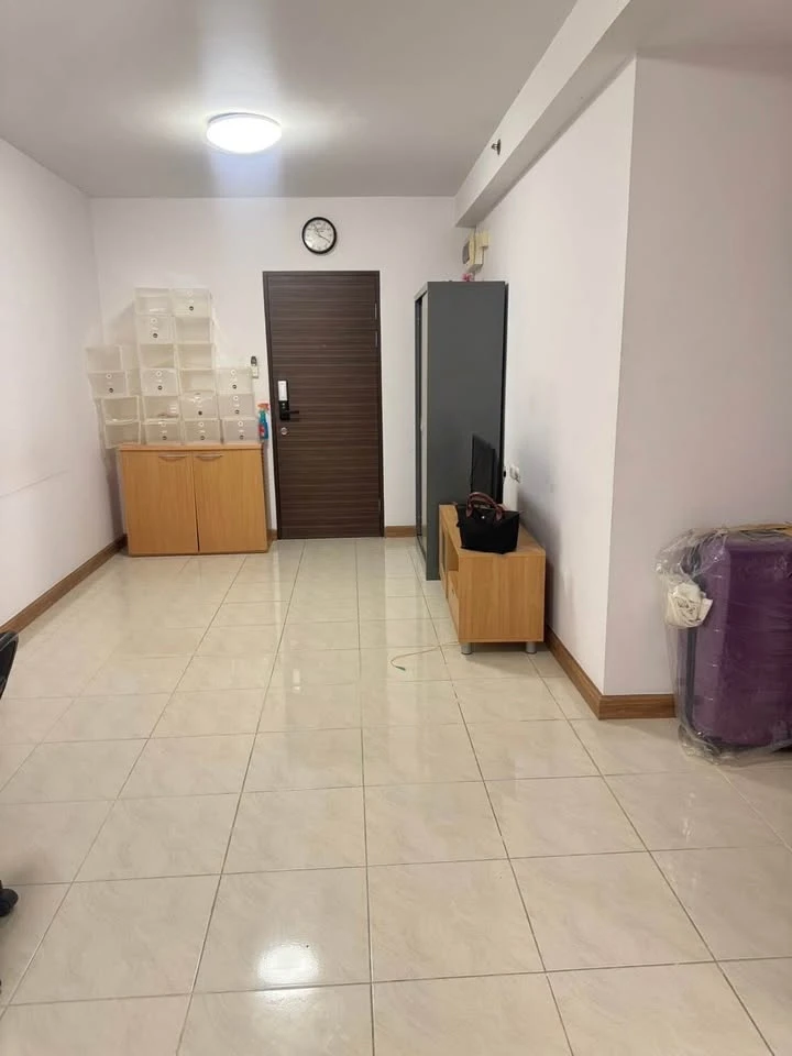For rent Supalai Park Tiwanon, 6th floor, swimming pool view, the room is not hot at all, cool breeze all day long, hurry and reserve now!