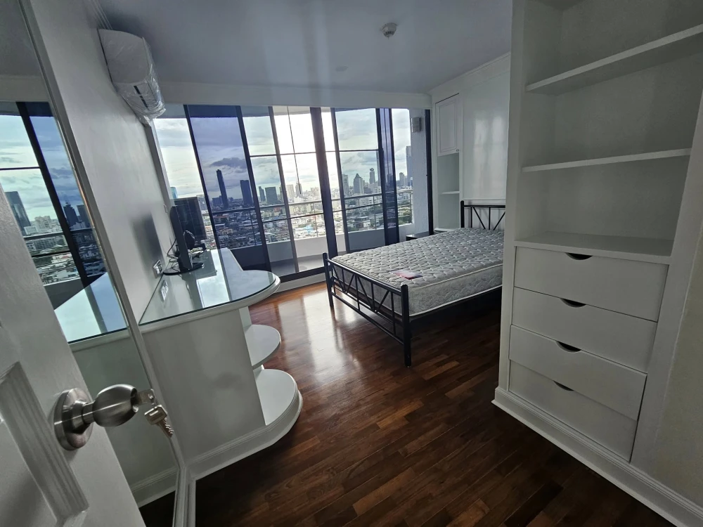 Supalai Place Sukhumvit 39 for rent, spacious room, lots of usable space, good location in the heart of the city, beautiful view, reserve now.