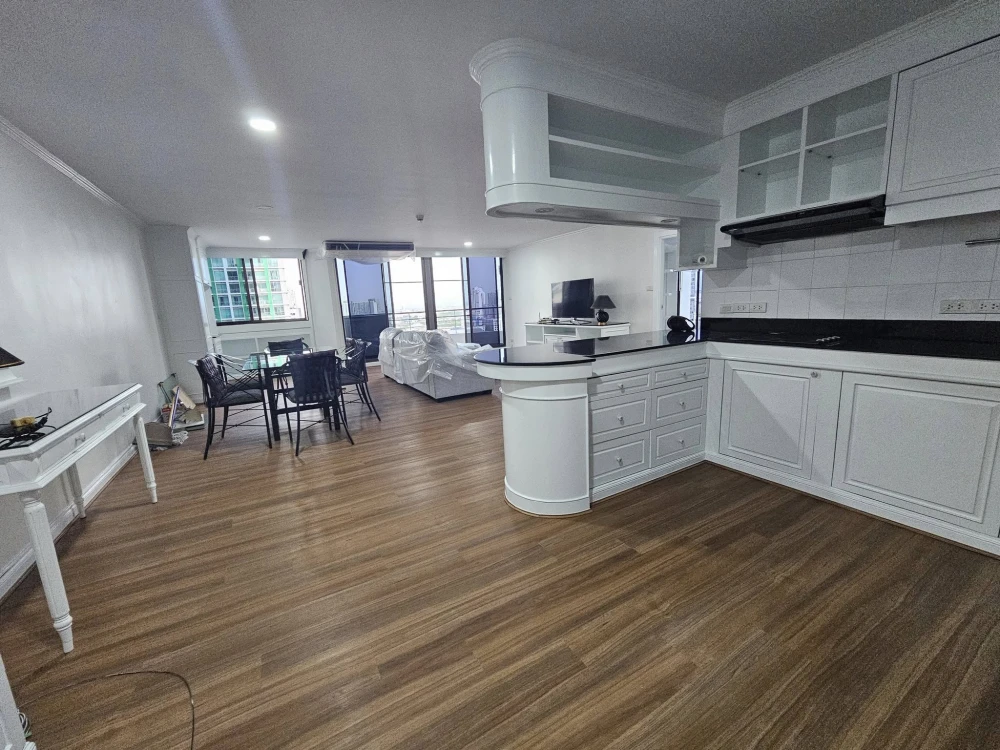 Supalai Place Sukhumvit 39 for rent, spacious room, lots of usable space, good location in the heart of the city, beautiful view, reserve now.