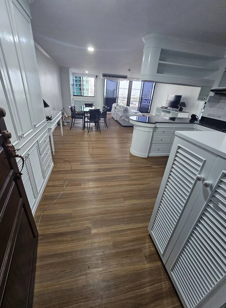 Supalai Place Sukhumvit 39 for rent, spacious room, lots of usable space, good location in the heart of the city, beautiful view, reserve now.