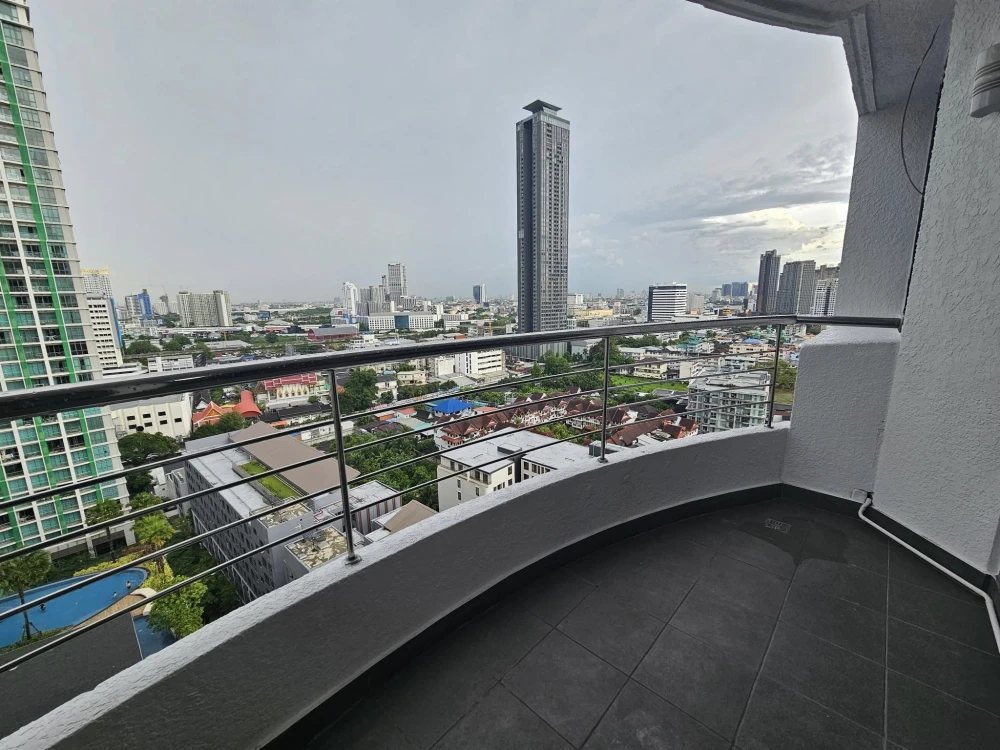 Supalai Place Sukhumvit 39 for rent, spacious room, lots of usable space, good location in the heart of the city, beautiful view, reserve now.