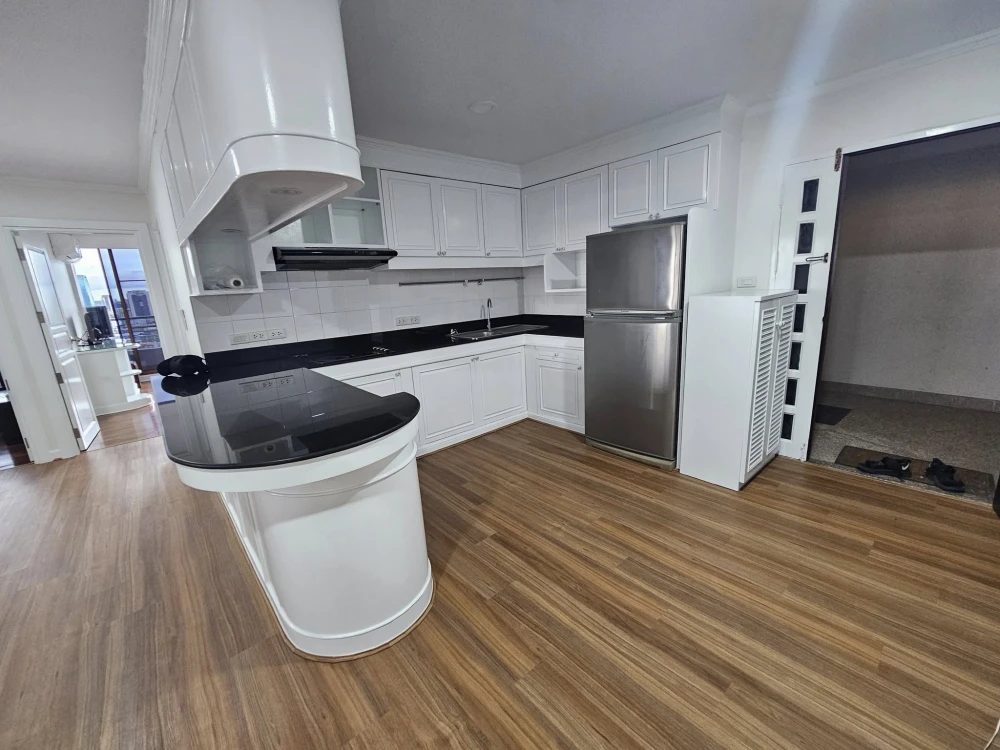 Supalai Place Sukhumvit 39 for rent, spacious room, lots of usable space, good location in the heart of the city, beautiful view, reserve now.