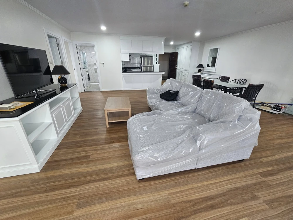 Supalai Place Sukhumvit 39 for rent, spacious room, lots of usable space, good location in the heart of the city, beautiful view, reserve now.