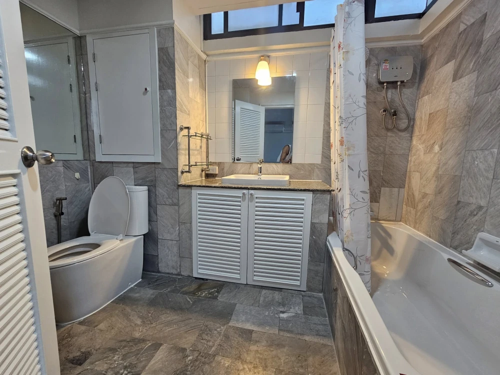 Supalai Place Sukhumvit 39 for rent, spacious room, lots of usable space, good location in the heart of the city, beautiful view, reserve now.