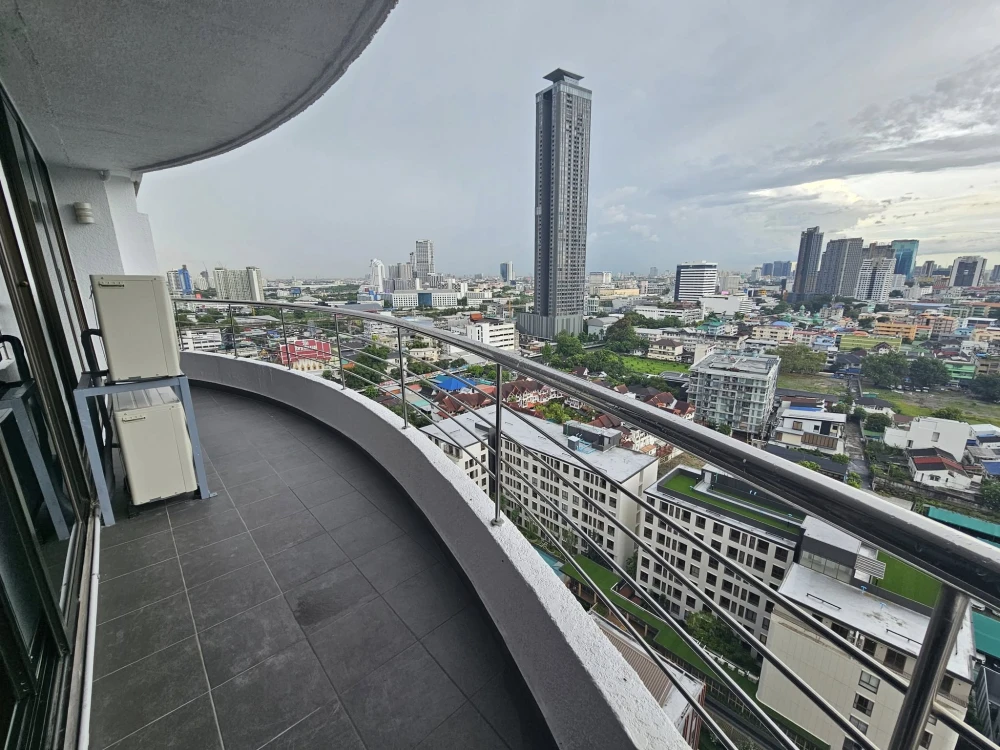 Supalai Place Sukhumvit 39 for rent, spacious room, lots of usable space, good location in the heart of the city, beautiful view, reserve now.