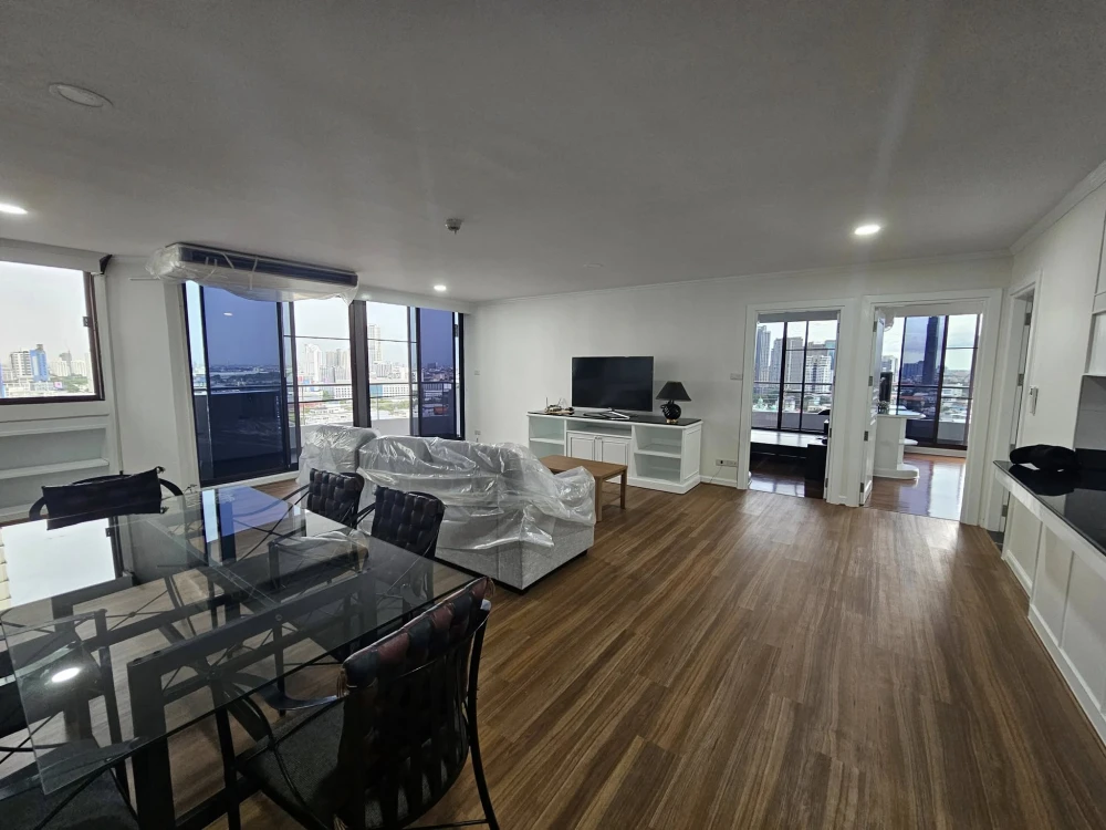 Supalai Place Sukhumvit 39 for rent, spacious room, lots of usable space, good location in the heart of the city, beautiful view, reserve now.
