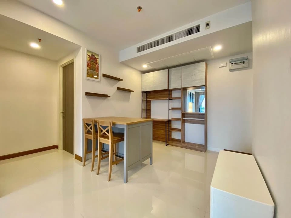 For rent Supalai Premier Charoen Nakhon, 14th floor, fully furnished, nice room, reserve now.